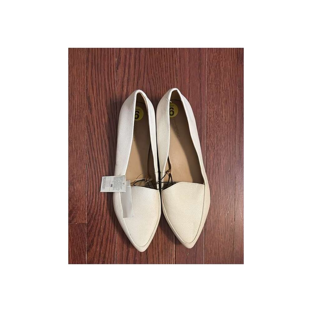 Banana Republic Cream Faux Leather Pointed Toe Flats - Size 9 - Picture 2 of 5